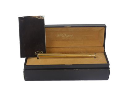 DUPONT. Ballpoint pen in silver gilt, signed,...