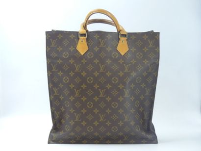 LOUIS VUITTON. Flat bag in monogram canvas...