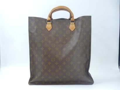 LOUIS VUITTON. Flat bag in monogram canvas...