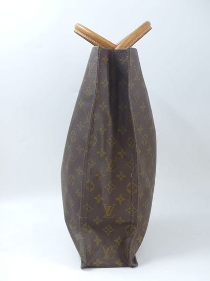 LOUIS VUITTON. Flat bag in monogram canvas...