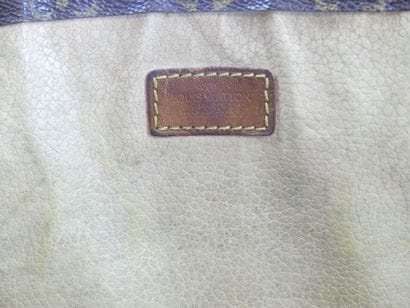LOUIS VUITTON. Flat bag in monogram canvas...
