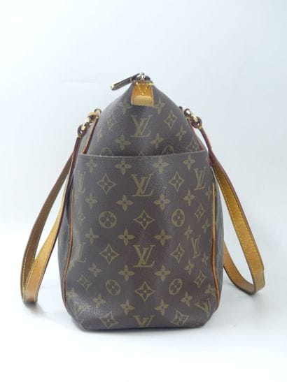 LOUIS VUITTON. Totally handbag in monogram...