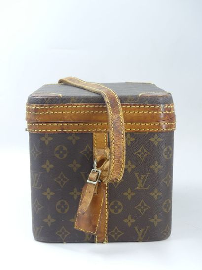 LOUIS VUITTON. Vanity in monogram canvas...