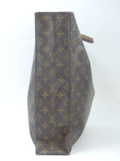 LOUIS VUITTON. Flat bag in monogram canvas...