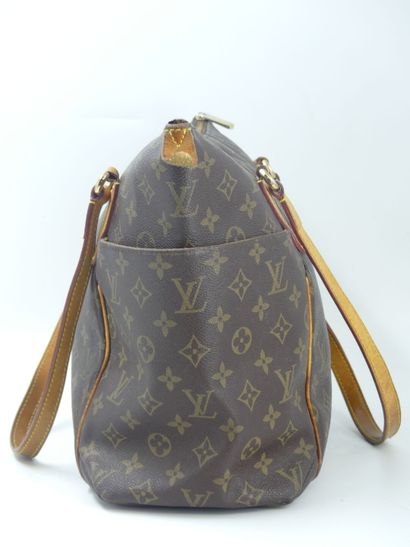 LOUIS VUITTON. Totally handbag in monogram...