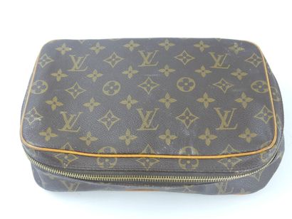 LOUIS VUITTON. Monogram canvas case. Dimensions:...