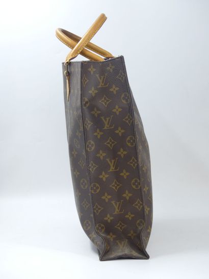 LOUIS VUITTON. Flat bag in monogram canvas...
