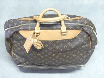LOUIS VUITTON. Soft travel bag in monogram...