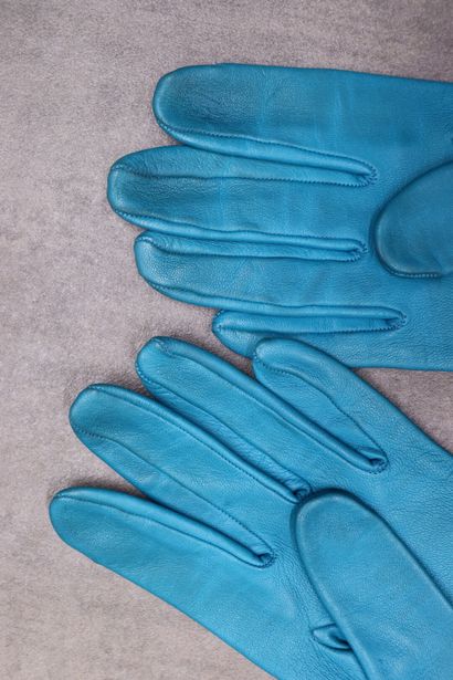 HERMES. Pair of turquoise leather gloves...