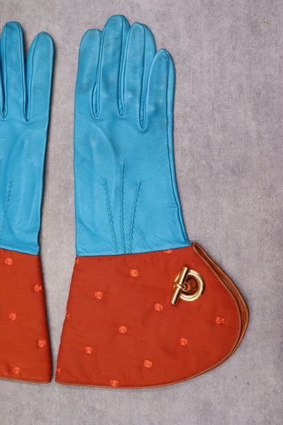 HERMES. Pair of turquoise leather gloves...