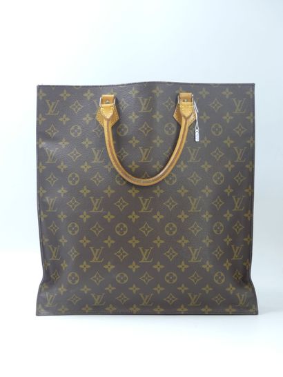 LOUIS VUITTON. Flat bag in monogram canvas...