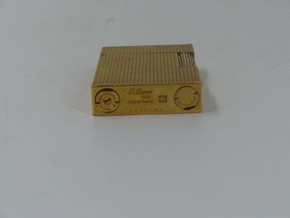 DUPONT. Lighter in gilded metal with decoration...