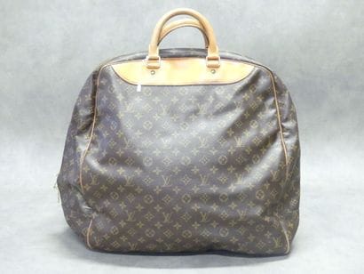 LOUIS VUITTON. Soft travel bag in monogram...