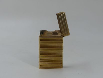 DUPONT. Lighter in gilded metal, monogrammed...