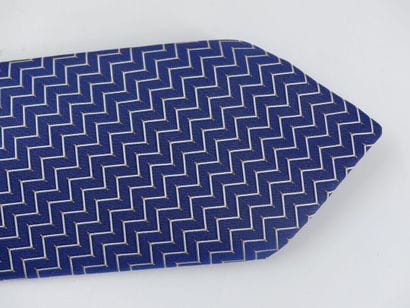 HERMES. Silk tie with navy blue background...
