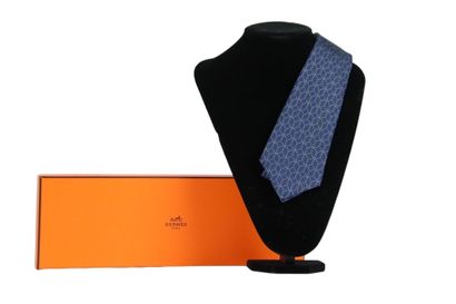 HERMES. Dark blue tie, in its box in perfect...