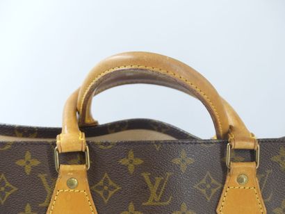LOUIS VUITTON. Flat bag in monogram canvas...