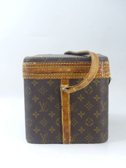 LOUIS VUITTON. Vanity in monogram canvas...