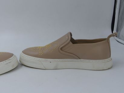 CHLOE. Pair of shoes in pink beige leather...