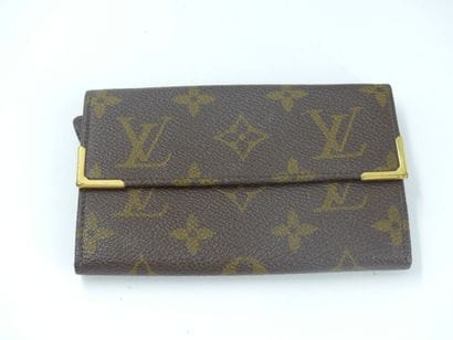 LOUIS VUITTON. Meeting of three accessories...