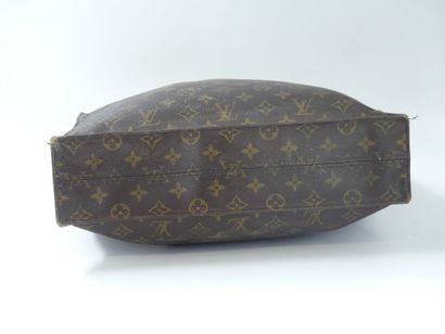 LOUIS VUITTON. Flat bag in monogram canvas...
