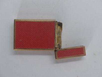 DUPONT. Lighter in gilded metal and pink...