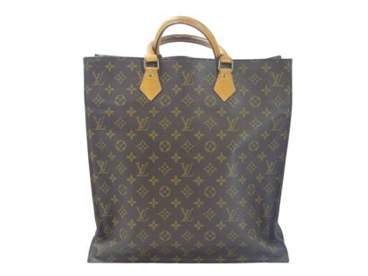 LOUIS VUITTON. Flat bag in monogram canvas...