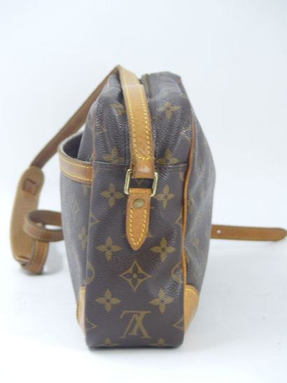 LOUIS VUITTON. Shoulder bag in monogram canvas...