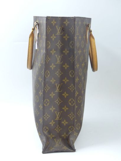 LOUIS VUITTON. Flat bag in monogram canvas...