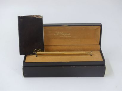 DUPONT. Ballpoint pen in silver gilt, signed,...