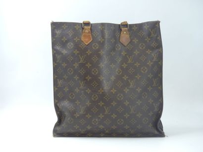 LOUIS VUITTON. Flat bag in monogram canvas...