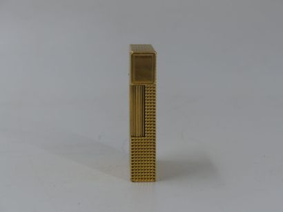 DUPONT. Lighter in gilded metal with decoration...