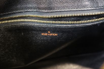 LOUIS VUITTON. Green epi leather reporter...