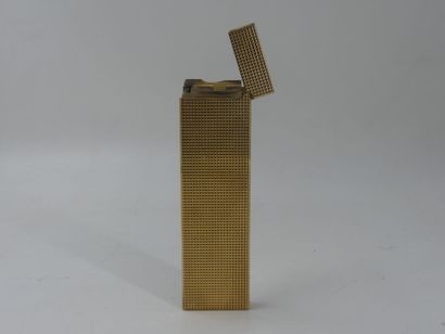 DUPONT. Table lighter in gilded metal, signed...