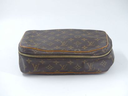 LOUIS VUITTON. Monogram canvas case. Dimensions:...