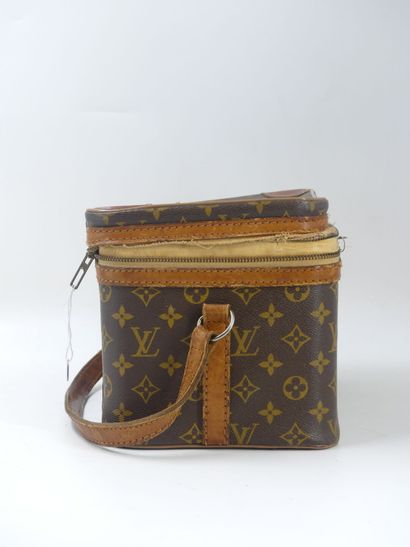 LOUIS VUITTON. Soft vanity in monogram canvas...