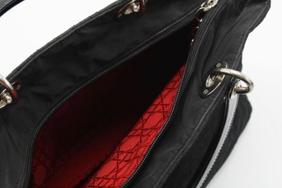DIOR. Sac à main Lady Dior grand modèle en...