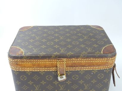 LOUIS VUITTON. Vanity in monogram canvas...