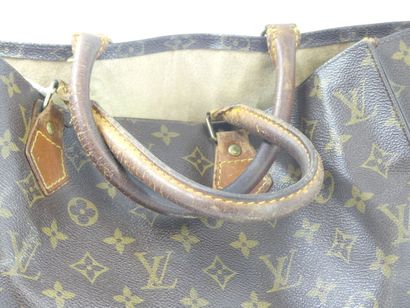 LOUIS VUITTON. Flat bag in monogram canvas...