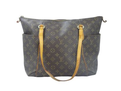 LOUIS VUITTON. Totally handbag in monogram...