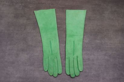 HERMES. Pair of gloves in green skin. With...