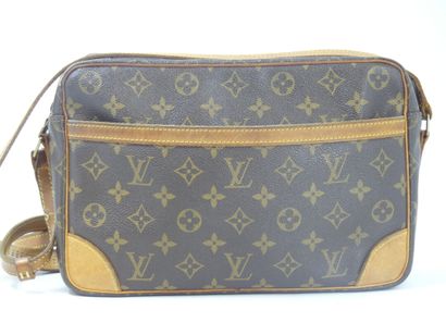 LOUIS VUITTON. Shoulder bag in monogram canvas...