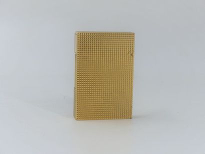 DUPONT. Lighter in gilded metal with decoration...