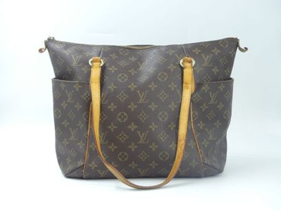 LOUIS VUITTON. Totally handbag in monogram...