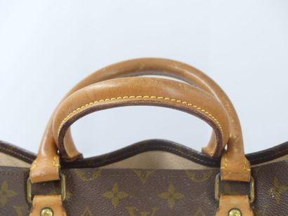 LOUIS VUITTON. Flat bag in monogram canvas...