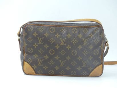 LOUIS VUITTON. Shoulder bag in monogram canvas...