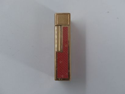 DUPONT. Lighter in gilded metal and pink...