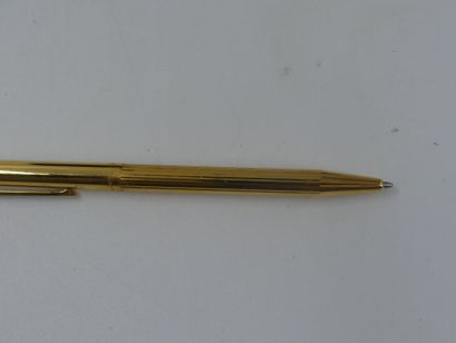 DUPONT. Ballpoint pen in silver gilt, signed,...