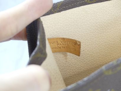 LOUIS VUITTON. Flat bag in monogram canvas...