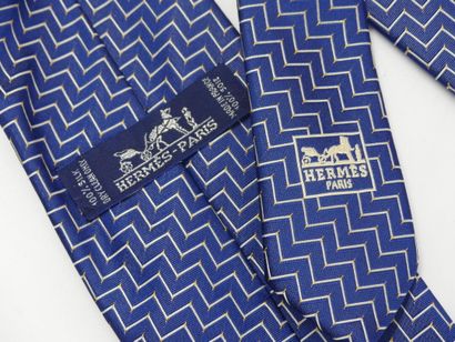 HERMES. Silk tie with navy blue background...
